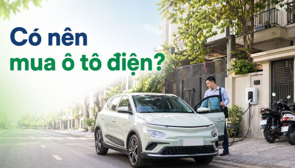 Người Việt đứng cạnh ô tô điện và cân nhắc có nên mua ô tô điện không ở Việt Nam