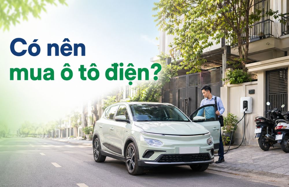 Người Việt đứng cạnh ô tô điện và cân nhắc có nên mua ô tô điện không ở Việt Nam
