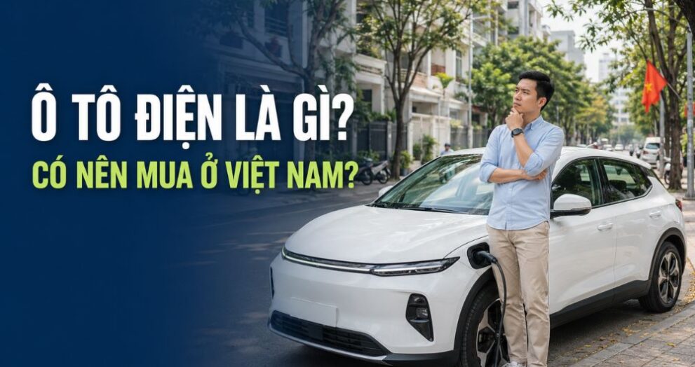 Người Việt đứng cạnh ô tô điện và cân nhắc có nên mua xe điện tại Việt Nam hay không
