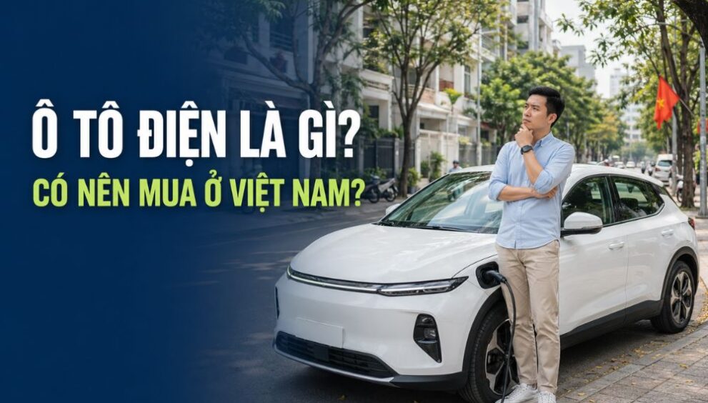 Người Việt đứng cạnh ô tô điện và cân nhắc có nên mua xe điện tại Việt Nam hay không